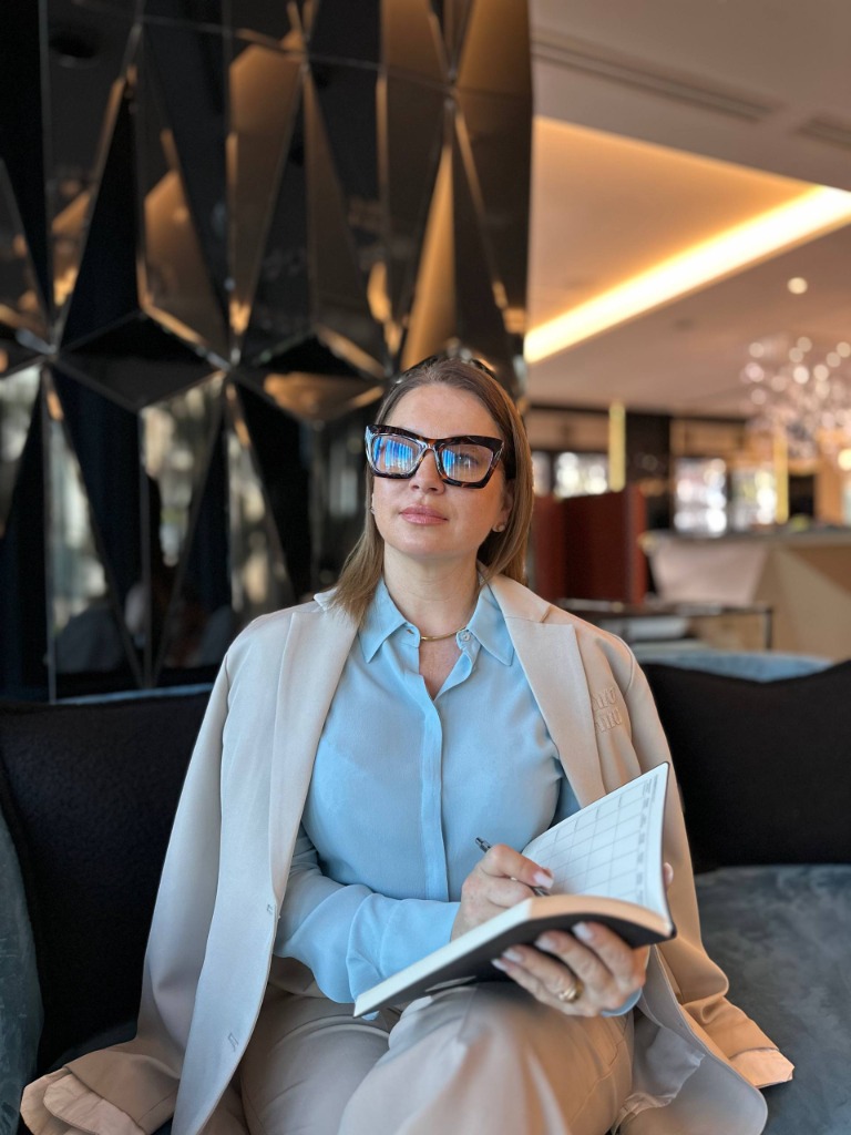 Лена Аронов